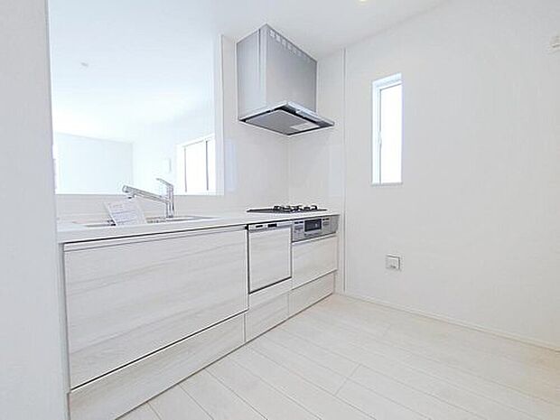 【キッチン】窓付きで明るくおしゃれなキッチン♪豊富な収納力ですので、キッチンスペースをスッキリとお使い頂けそうです。