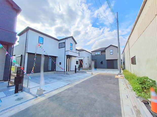 【前面道路含む現地写真】カースペース2台分ございます。
通風・採光ともに良好な住まいです。
平日・お仕事帰りなど、いつでもご案内いたします!お気軽にお問い合わせ下さい。