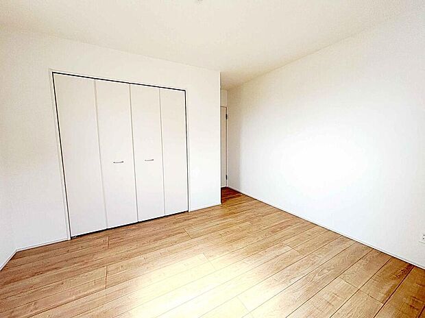 【リビング以外の居室】全居室に収納を完備しておりますので、居室の全空間を有効活用出来ます。自分好みのお部屋で、ゆったりお寛ぎ頂けます。