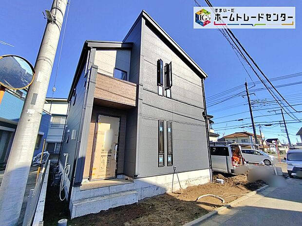 【現地外観写真】一戸建ての大きなメリットは、「自分の土地」を自由に使えること。好きなペットが飼えるほか、ガーデニングやDIY、車やバイクの手入れなど様々な趣味を楽しめます♪