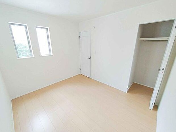 【☆Room☆】２階に３部屋をまとめることで、ご家族それぞれのプライベート空間も保てますね。明るめのフローリングですので、壁紙ともマッチし、お部屋を更に広く見せてくれる効果も。