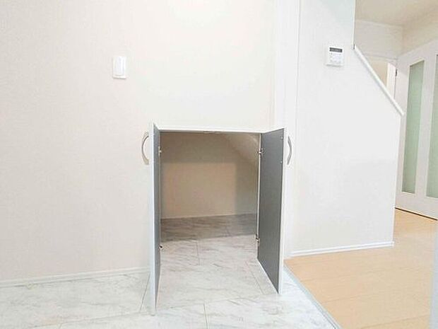 【☆Storage☆】階段下のスペースを利用した収納です。日用品や季節物家電など、いろんな物を収納できます♪