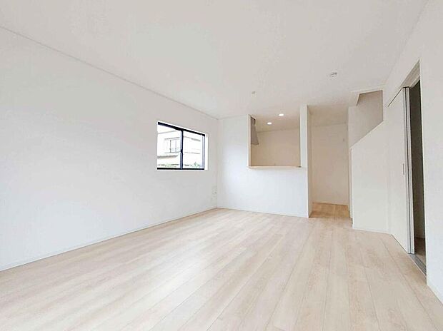 【☆Livingroom☆】食事も団らんも、友人との集いも。多目的に使える広々とした開放感あふれるリビングです。