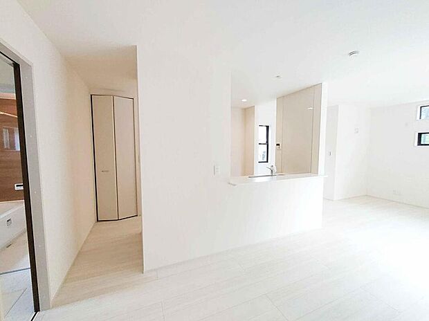 【リビング】一方向にしか通れない壁付けキッチンと違い、家族や夫婦での「料理の同時作業」がしやすい回遊できるキッチン♪家事の時短効果も◎