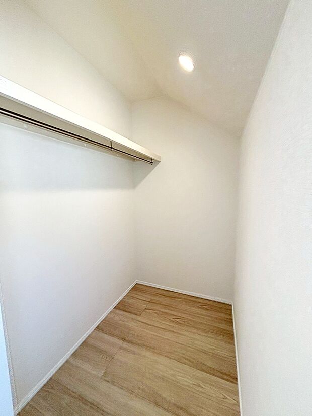 【☆Walk in Closet☆】
コートハンガー付きのウォークインクローゼット。洋服タンスをしまえるくらいの大きさなので、すっきりとした室内に。