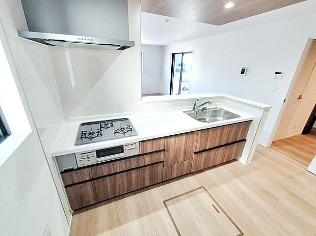 【キッチン】人工大理石トップ仕様の高級感のあるシステムキッチン。浄水器、ハンドシャワー付きです。家事も快適スムーズに出来そうです。