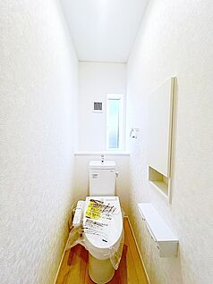 【自動開閉式トイレ】