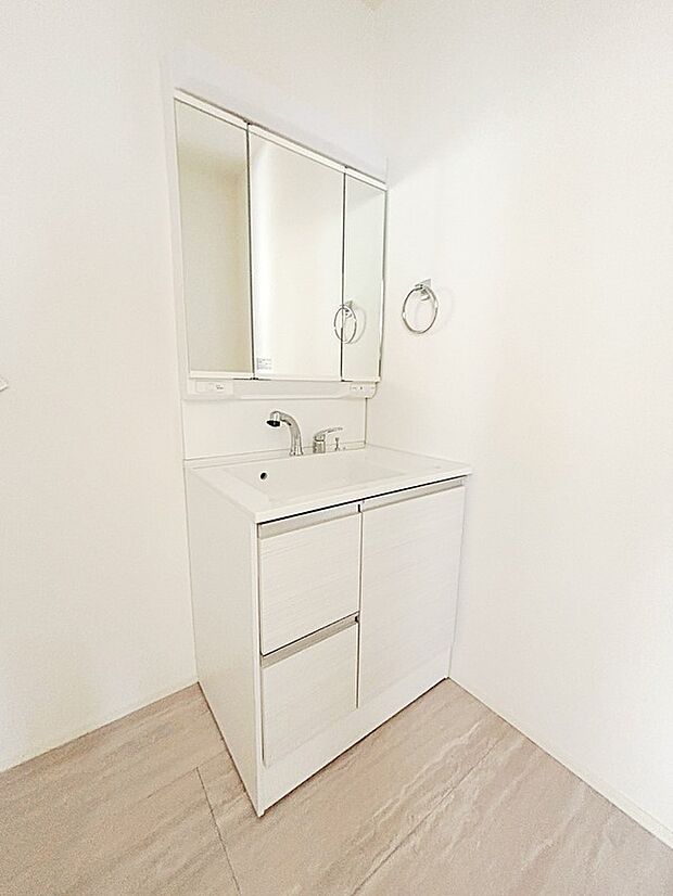 【☆Washstand☆】白を基調とした爽やかなサニタリースペース。清潔感のある快適空間です。毎日の身支度も気持ち良くお使い頂けます。
