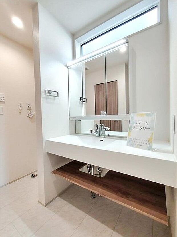 【洗面台・洗面所】おしゃれな空間を演出したオープンサニタリールーム。女性にはうれしい３面鏡化粧台。鏡の裏が収納になっている機能的なタイプです。