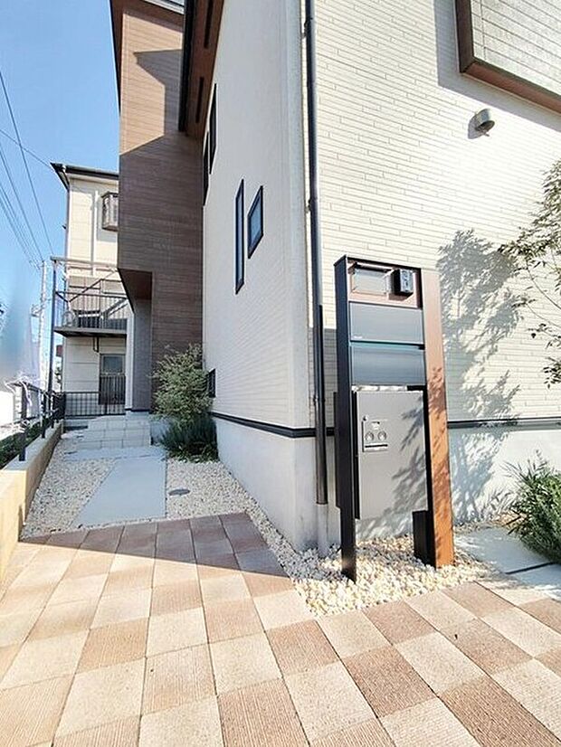 【防犯設備】録画機能もあり、どのような人が何時に来訪されたのかが分かります。ライトが付いているので、夜間でも安心です。不在時に荷物の受け取りができる宅配ボックス付♪