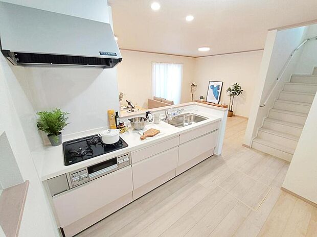 【キッチン】開放感のあるキッチンでコミュニケーションを取りながら料理を楽しめます。大容量の収納スペースは取り出しやすくしまいやすいスライドタイプ、大きな鍋などもラクに取り出せます♪