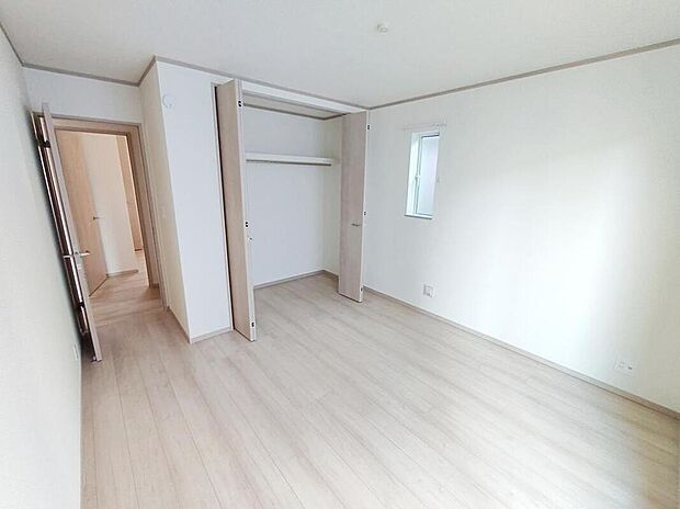 【リビング以外の居室】2階6.62帖の洋室は広々としています。ベッド、デスク、収納を置いても圧迫感がありません!家具の配置に自由度があり、ライフスタイルに合わせたレイアウトが可能です♪