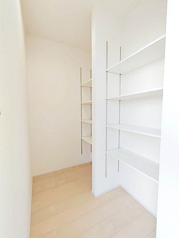 【☆Pantry☆】
まとめ買いしても置き場所の心配いらずのパントリーを採用♪家族が多いとすぐなくなってしまう水や食材をまとめ買いしても置き場所に困らないのはうれしいですね♪