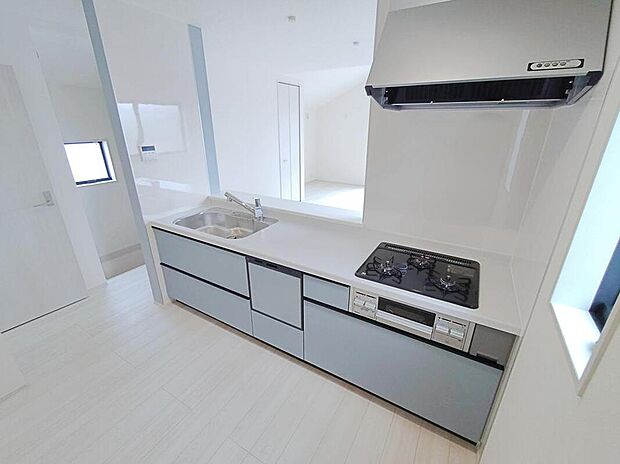 【キッチン】開放感のあるキッチンでコミュニケーションを取りながら料理を楽しめます。大容量の収納スペースは取り出しやすくしまいやすいスライドタイプ、大きな鍋などもラクに取り出せます♪