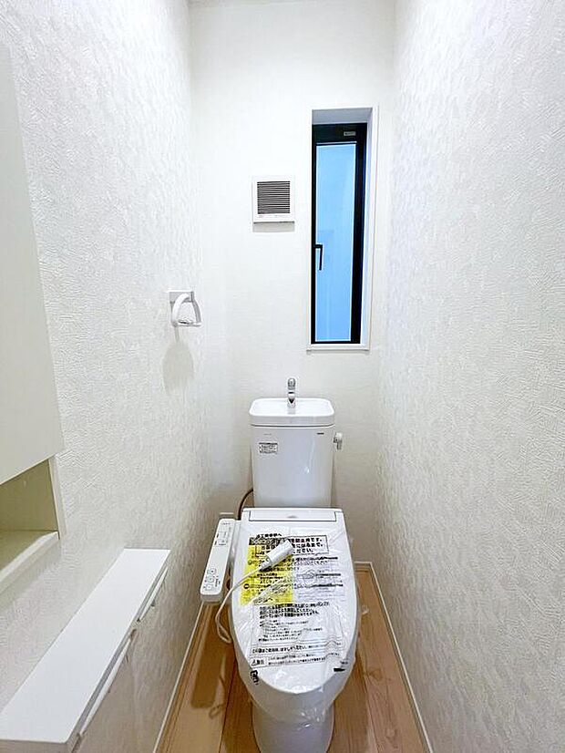 【トイレ】トイレスペースが１・２階にございますので、朝の混雑時に家族が分散して使用できます。またゲスト用・家族用と分けることも出来ますよ。