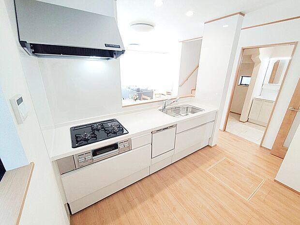 【☆Kitchen☆】ビルトイン式の食器洗い乾燥機を標準設置しています。家事の手間を大幅に削減してくれるお役立ちアイテムは、洗浄力が高いうえ、除菌効果にも優れております。