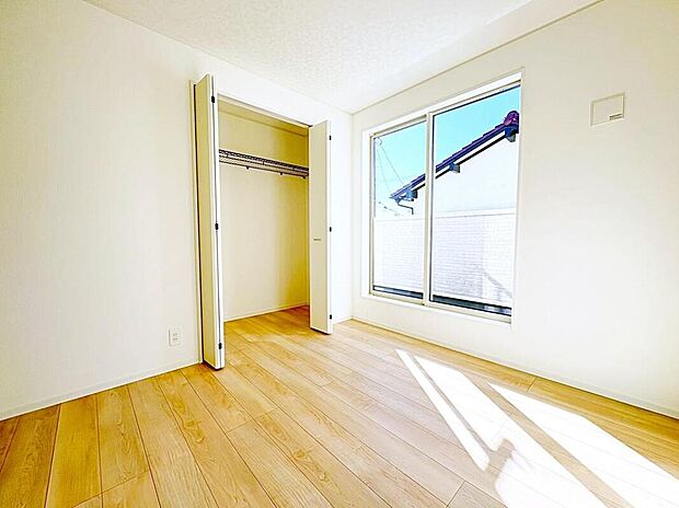 【リビング以外の居室】全居室に収納を完備しておりますので、居室の全空間を有効活用出来ます。自分好みのお部屋で、ゆったりお寛ぎ頂けます。