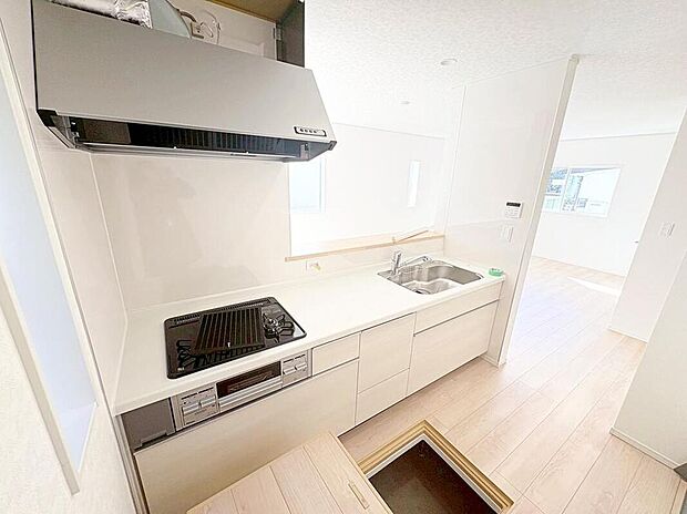 【キッチン】明るく開放感のある対面式キッチンは、いつでもご家族を感じられる空間作りの重要ポイントになりそうです。