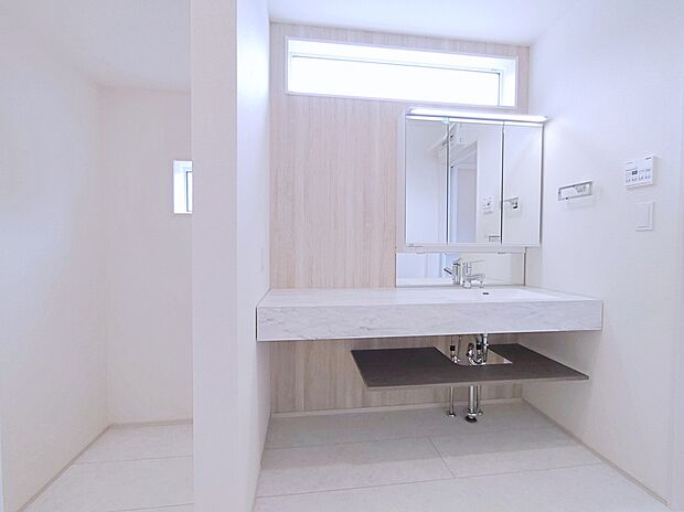 【☆Washstand☆】お洒落で明るく清潔感溢れるサニタリースペース。毎日使う場所だからこそ、快適な空間となっております。