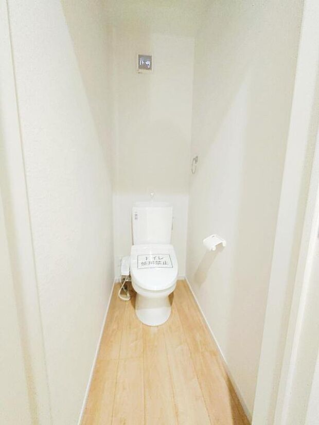 【トイレ】トイレスペースが１・２階にございますので、朝の混雑時に家族が分散して使用できます。またゲスト用・家族用と分けることも出来ますよ。