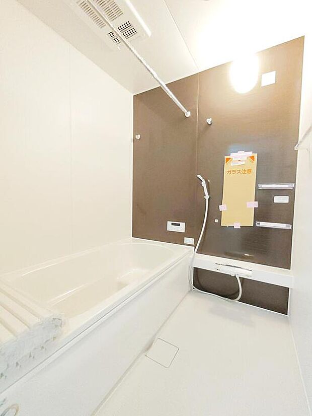 【浴室】落ち着いた雰囲気のゆったり寛げるバスルーム。毎日のバスタイムが楽しみになりそうです。