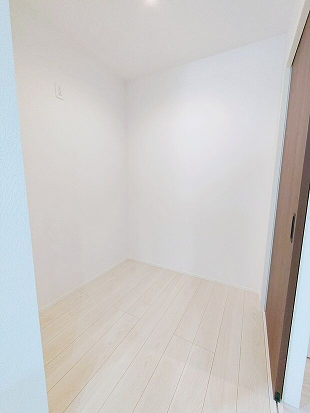 【☆Pantry☆】ミネラルウォーターや調味料など、まとめ買いしても置き場所の心配がいりません。育ちざかりのお子様を持つママにとっても嬉しいスペースです。