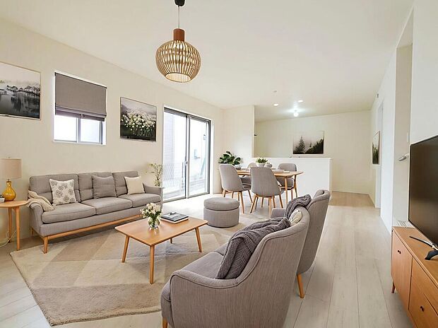 【☆Livingroom☆】
暖かな雰囲気のLDK。ご家族が自然と集まる穏やかな暮らしがイメージできますね♪
※家具をCGで加工しています。家具付き販売ではございません。