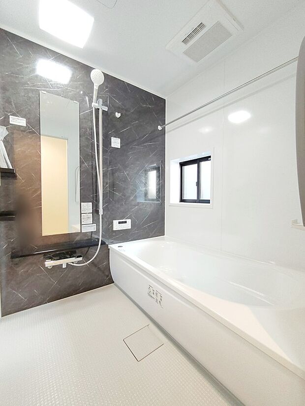 【☆Bathroom☆】窓付きのバスルーム。陽射し差し込む明るい環境は、日中の入浴も気持ち良くお使い頂けそうです。