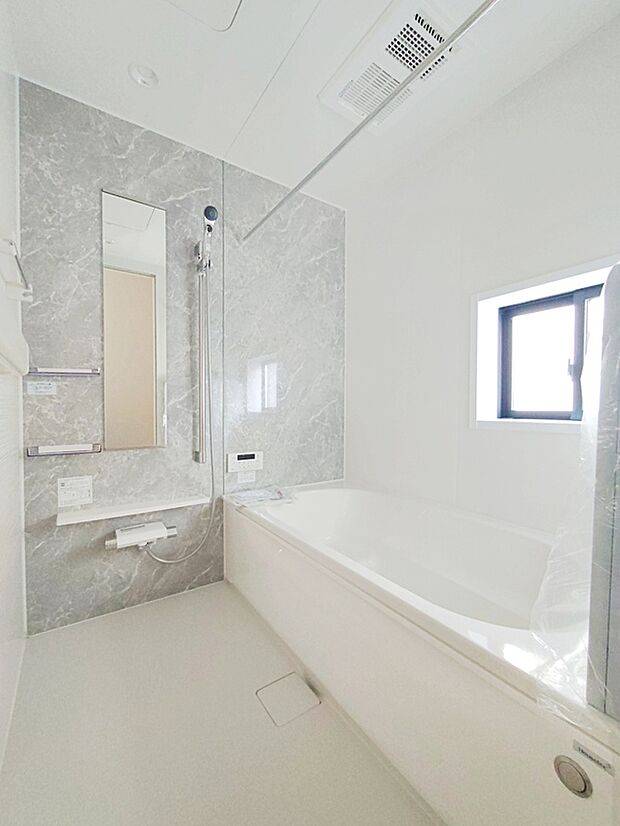 【☆Bathroom☆】窓付きのバスルームは、採光もあり明るく気持ちの良い空間です。窓があることで、換気環境も良好。掃除もスムーズに出来ます。
