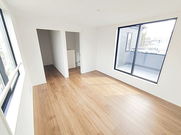 【☆Room☆】
主寝室にはウォークインクローゼットを完備！増えがちな衣類やバッグなどを効率よく収納できます。