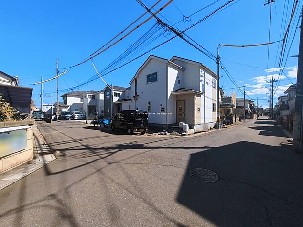 【前面道路含む現地写真】カースペース3台可能です。
この街で・この家で暮らしたいと思わせる理由を是非現地でお確かめ下さい。