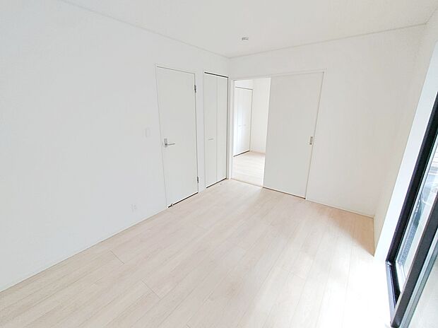 【リビング以外の居室】2面採光を確保した明るい室内は、風通しも良く、大変居心地の良い空間となっております。爽やかな風を感じて起きる朝は、快適生活の始まりに！