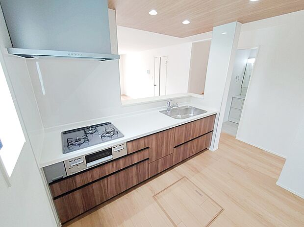 【☆Kitchen☆】明るく開放感のあるリビング。対面式キッチンは、いつでもご家族を感じられる空間作りの重要ポイントになりそうです。