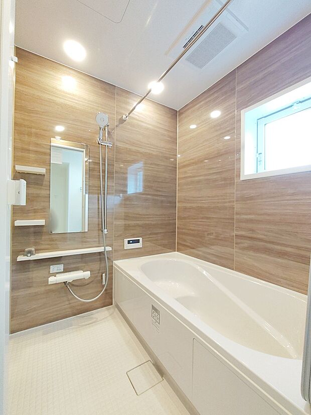 【☆Bathroom☆】
寒い季節に嬉しい暖房機能付きの浴室です。冷やっと感じることなくお使い頂けます。また、換気乾燥機付きですので、日々のお手入れもスムーズに出来ます。毎日のバスタイムが楽しみになりそう