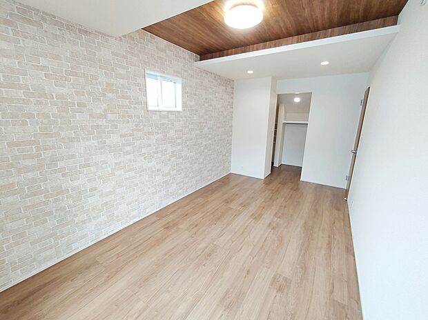 【☆Room☆】
充分な広さの収納を備え、採光良好な洋室は、快適空間。プライベートの時間もゆったりお寛ぎ頂けそうです。