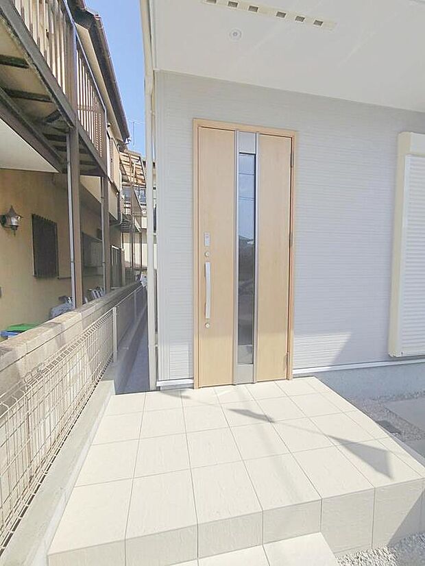 【玄関】玄関ポーチには屋根がついているので雨などでも玄関前で濡れずにお出かけ準備が出来ます。