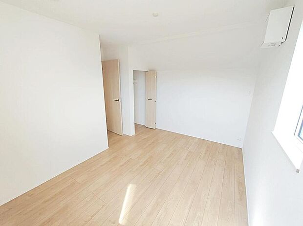 【リビング以外の居室】６．５帖洋室。採光良好な明るい室内。木の温もりがやさしいフローリングは安らぎをもたらすプライベート空間。