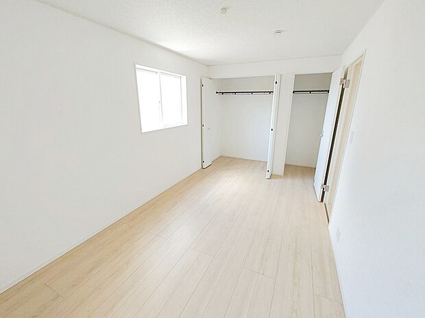 【☆Room☆】充分な広さの収納を備え、採光良好な洋室は、快適空間。プライベートの時間もゆったりお寛ぎ頂けそうです。