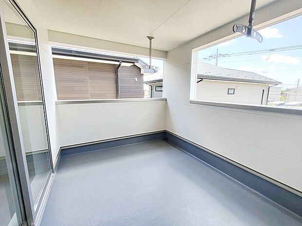 【☆Balcony☆】インナーバルコニーでは布団やかさばる洋服などもしっかり干すことができますね。