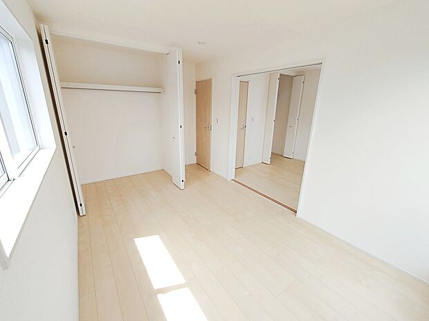 【☆Room☆】
6.5帖の洋室。隣り合う6帖洋室との引き戸を開けると12.5帖の大空間です♪
お子様が小さいうちは扉を開けて使用でき、成長とともに間取り変更ができる仕様です。