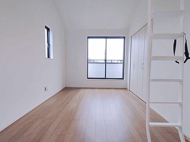【☆Room☆】2面採光を確保した明るい室内は、風通しも良く、大変居心地の良い空間となっております。爽やかな風を感じて起きる朝は、快適生活の始まりに!