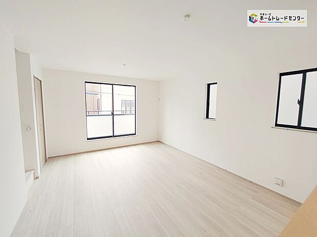 【☆LivingRoom☆】大きな窓のあるリビングは、陽光あふれる明るい空間です。居心地良く、ご家族皆がゆったり寛げる憩いの空間となりそうです。ゆとりある空間で解放感があるリビングです♪