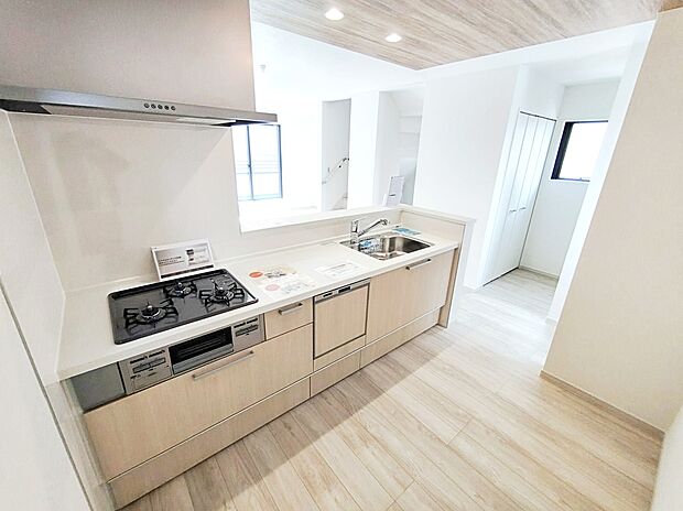 【☆Kitchen☆】
人工大理石トップ仕様の高級感のあるシステムキッチン。食洗機や浄水器、ハンドシャワーなど、高機能付きです。サポート力◎で、家事も快適スムーズに出来そうです。