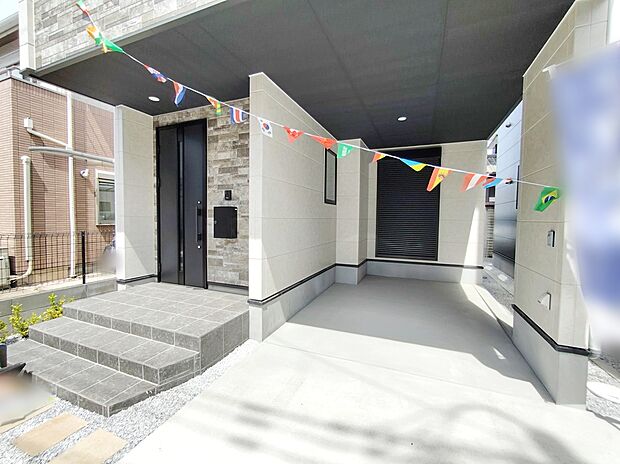 【駐車場】ガレージ完備なので、雨の日も濡れずに買い物袋を運べて、子供の乗降も安全スムーズに!