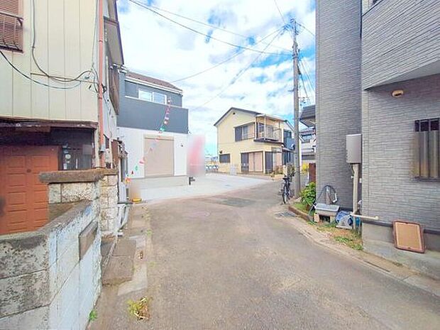 【前面道路含む現地写真】カースペース3台可能です。
当日のご見学予約も承ります。同じものは2つとない「夢のマイホーム」との出会いが待っているかもしれません。