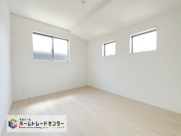 【☆居室☆】2面採光を確保した明るい室内は、風通しも良く、大変居心地の良い空間となっております。爽やかな風を感じて起きる朝は、快適生活の始まりに！
