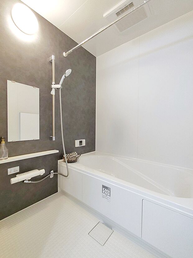 【☆Bathroom☆】落ち着いた雰囲気のゆったり寛げるバスルーム。
浴室は乾きやすく、滑りにくい速乾床を採用。お子様とのお風呂タイムも安心です。