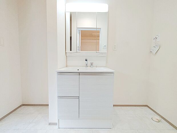 【☆Sanitaryroom☆】白を基調とした爽やかなサニタリースペース。清潔感のある快適空間です。毎日の身支度も気持ち良くお使い頂けます。