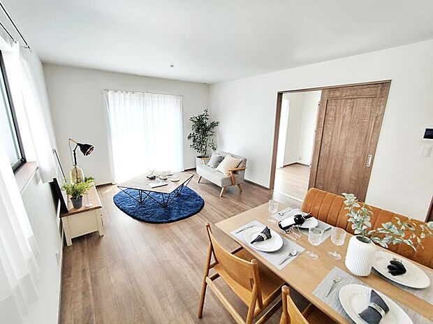 【☆Livingroom☆】
自然光がたっぷり室内に降り注ぎ、居心地のよいリビング。ご家族の楽しい笑い声が聞こえてきそうです。
※家具付きではございません。