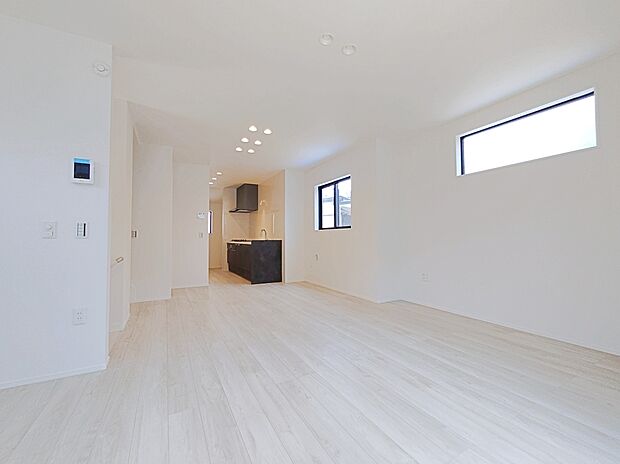 【☆LivingRoom☆】２階リビングは陽当たり・風通し共に良好で、ご家族みんなで過ごす空間をより居心地良くしてくれます。人目も気にならずプライバシーを確保することが出来ます。
